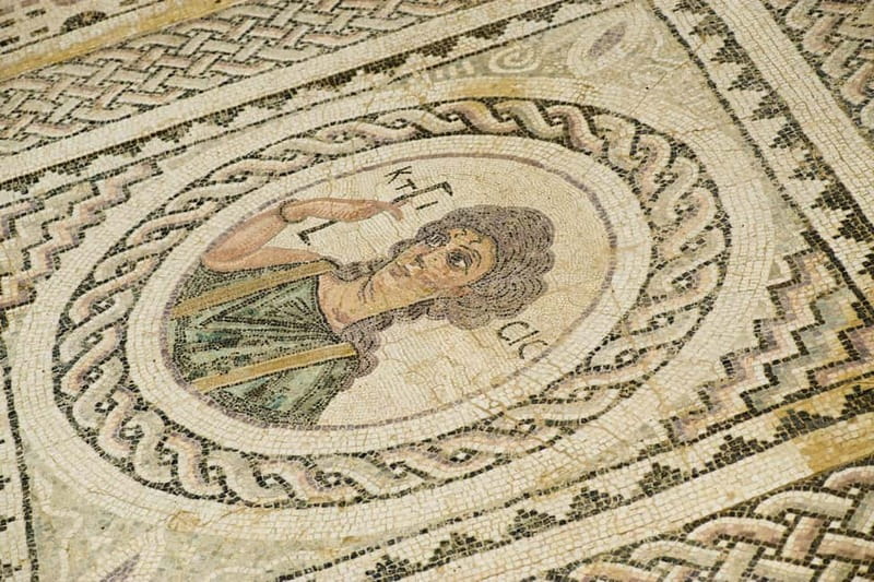 From Ayia Napa/Protaras/Larnaca: Paphos & Kourion in Italian - Entering Kourion, where the bay becomes part of the show