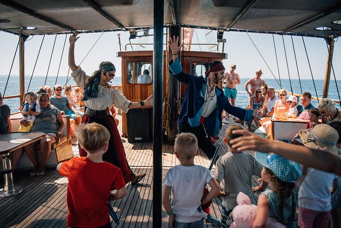 Jolly Roger Boat Cruise from Paphos - Welcome drink and the onboard show: what the day feels like