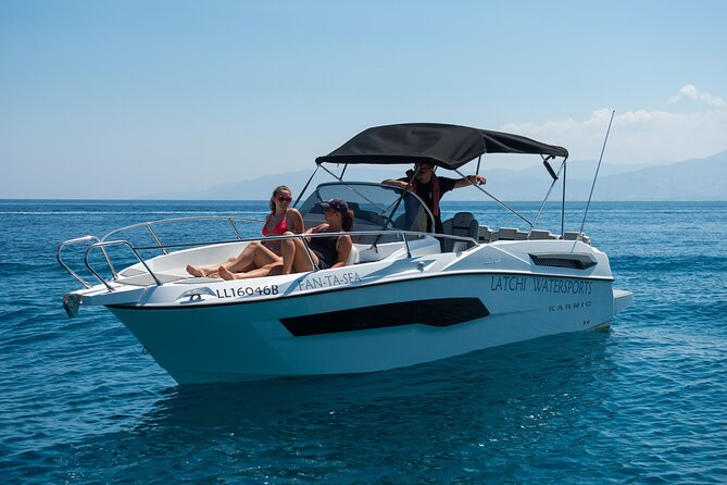 Karnic SL702 boat with driver, WC,Cabin, BT music and shower - Key highlights at a glance