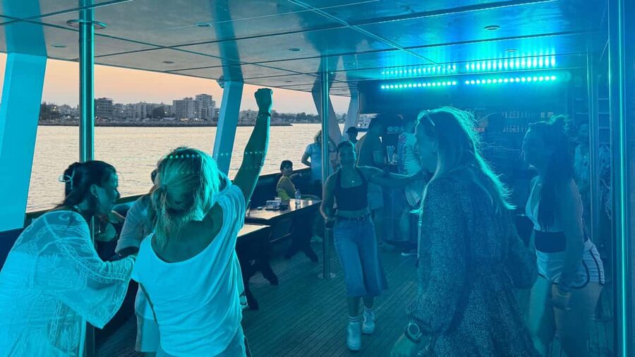 Larnaca: Disco Sunset cruise - Snorkeling gear is included, but read the deposit detail