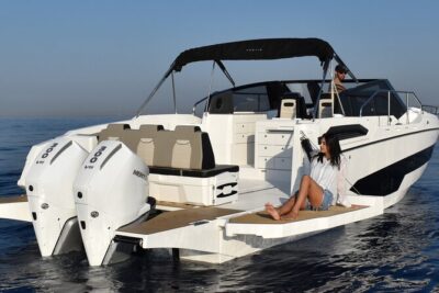 Luxury Charter on Blue Lagoon Flyer (Karnic CS10) to Blue Lagoon
