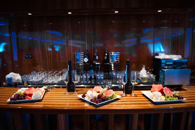 Ocean Vision: Show & Dance Night with buffet, open bar & transfer - Buffet Dinner on Board: Plenty of Food, Mixed Temperature, and One Caveat