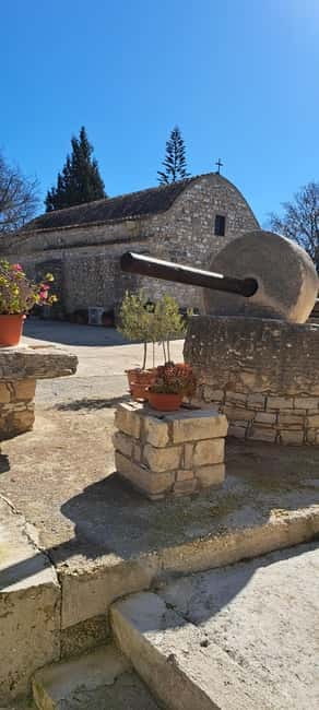 Paphos: Troodos Mountains Jeep Tour with Wine Tasting - Asprokremmos and Arminou Dams: Photo Stops With Context